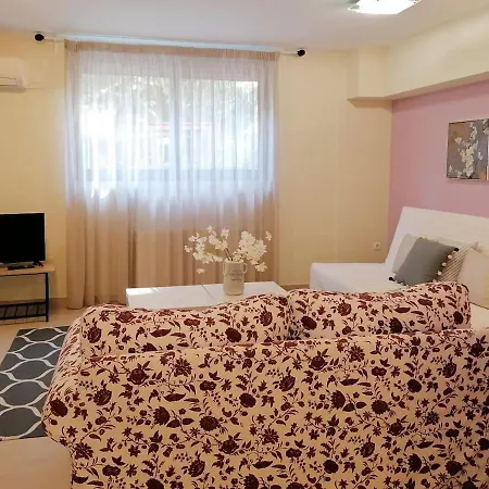 Bright, Deluxe, Semi Basement Apartamento