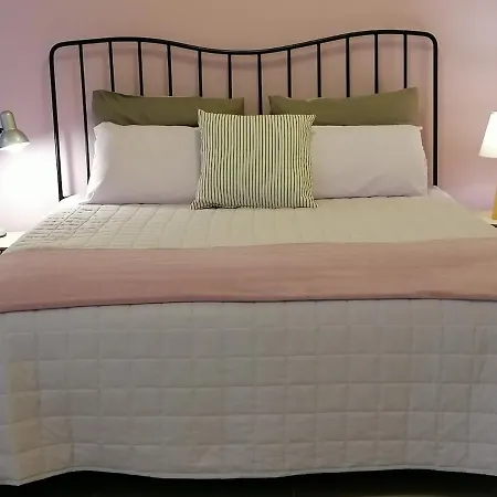 Bright, Deluxe, Semi Basement Apartamento