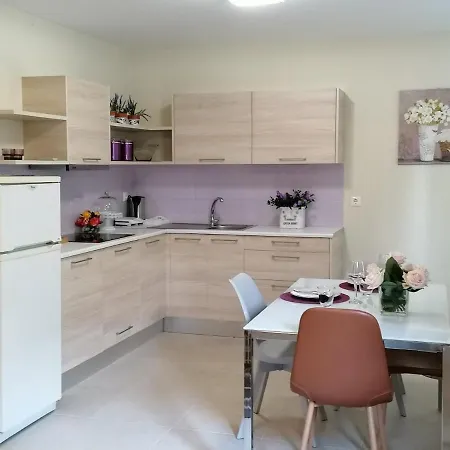 Bright, Deluxe, Semi Basement Apartamento *