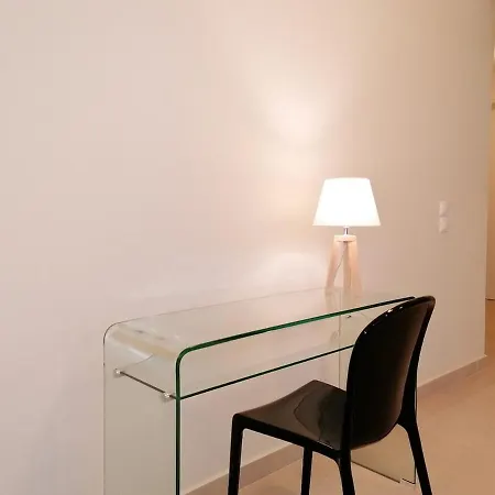Bright, Deluxe, Semi Basement Apartamento